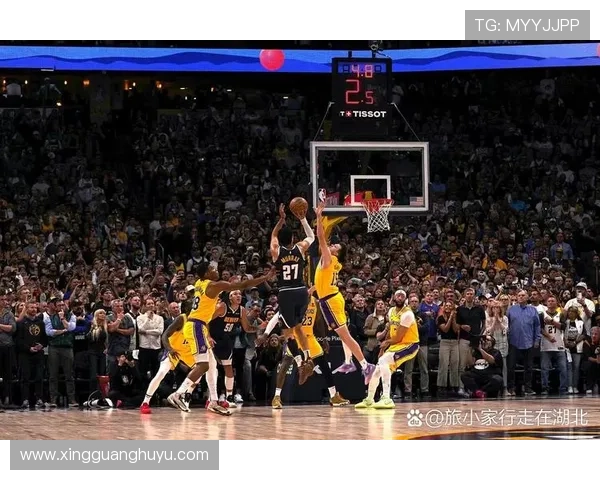 勒布朗带领湖人逆转胜勇士 詹姆斯三双助球队全力冲击季后赛
